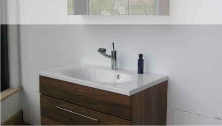 Modernes Badezimmer mit Waschtisch und Armatur
